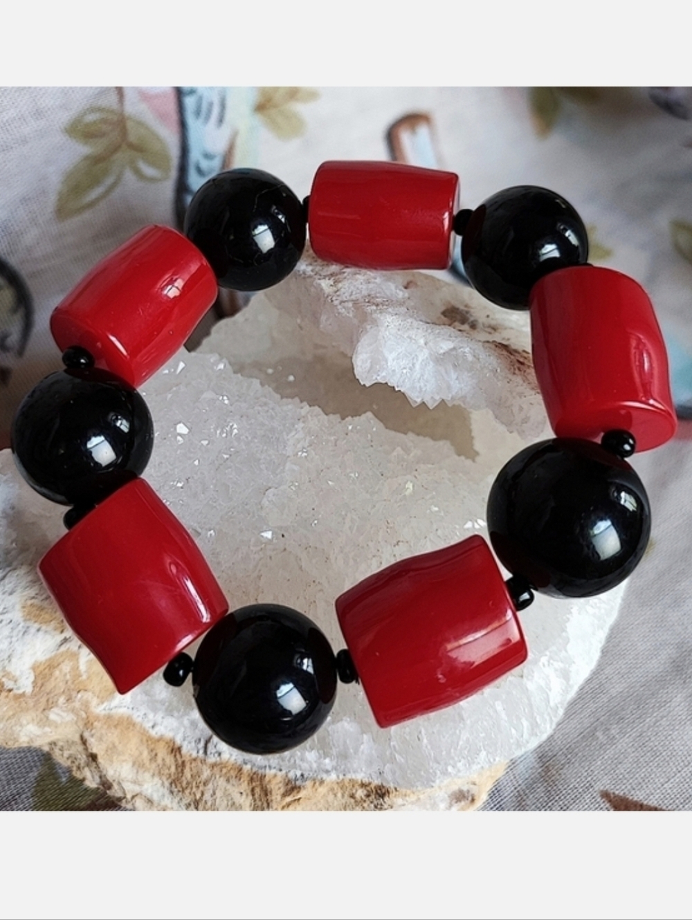 Lucite Stretch Vintage Abstract Red Barrel Round Black Seed Beads Bracelet